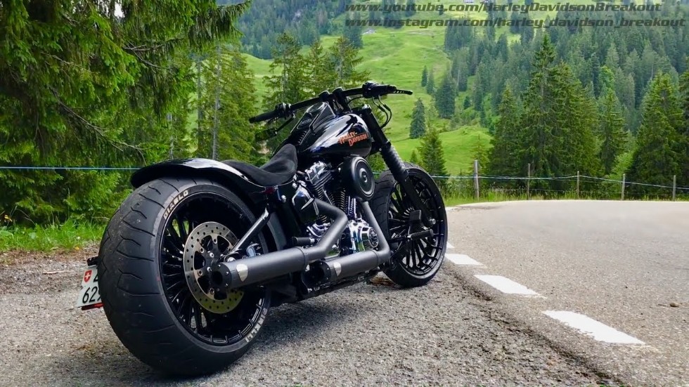 2014 Harley-Davidson FXSB Breakout Big wheels, big paint and classic drag-bike