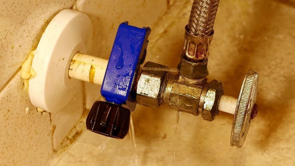 How much do plumbers charge to replace a toilet shut off valve?