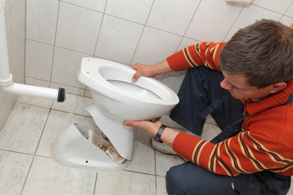 How much does a plumber charge to fix a toilet?