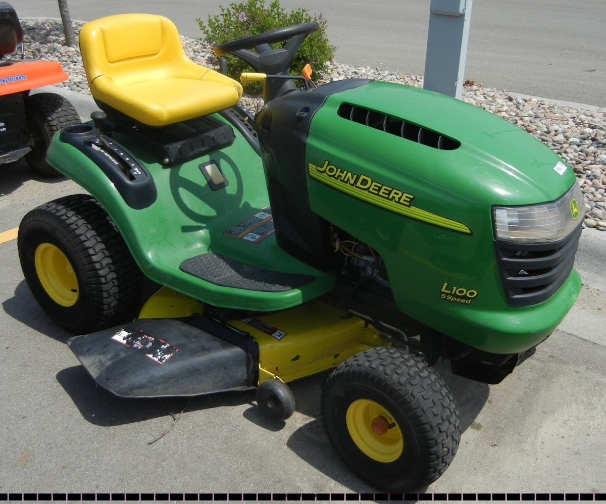 John Deere L100 lawn tractor