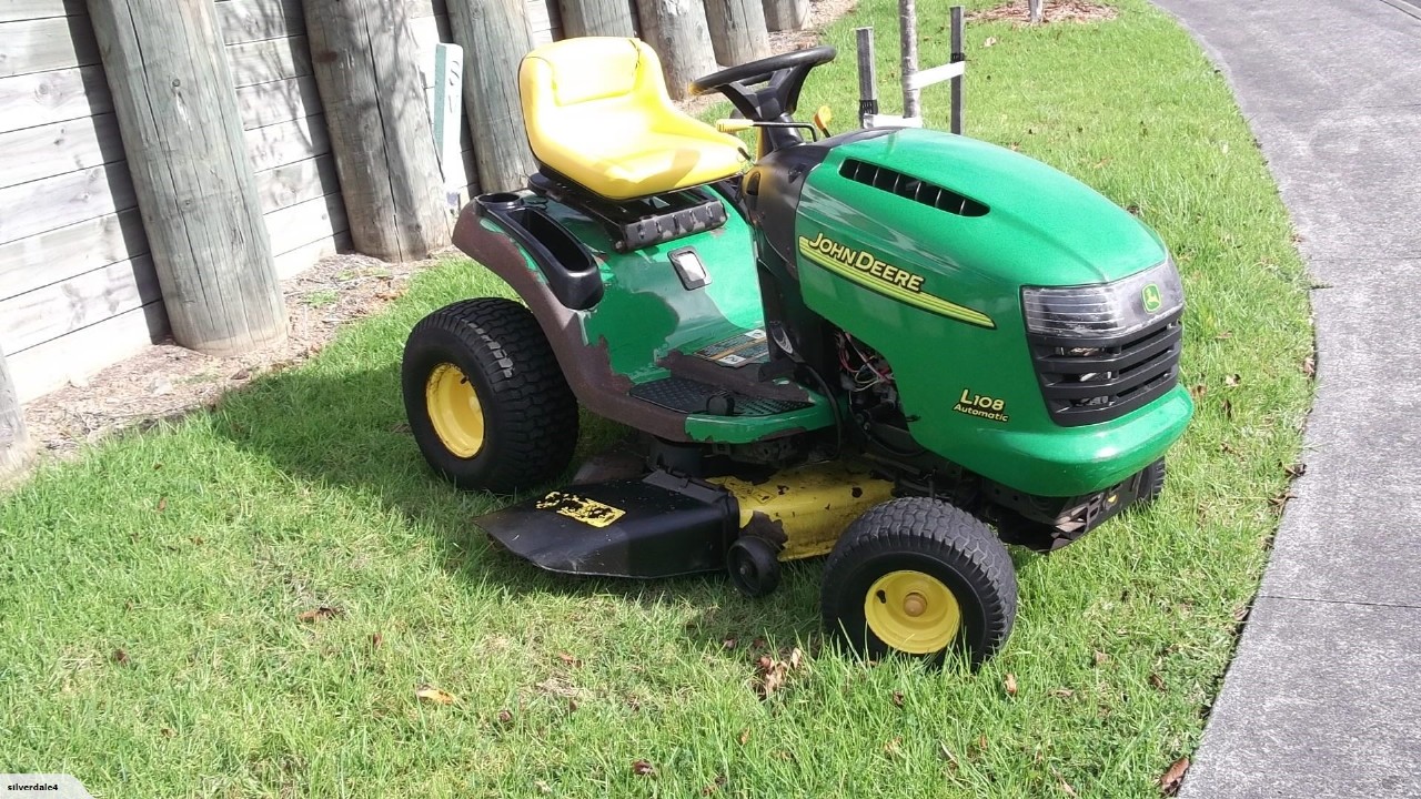 John Deere L108 Ride On Mower