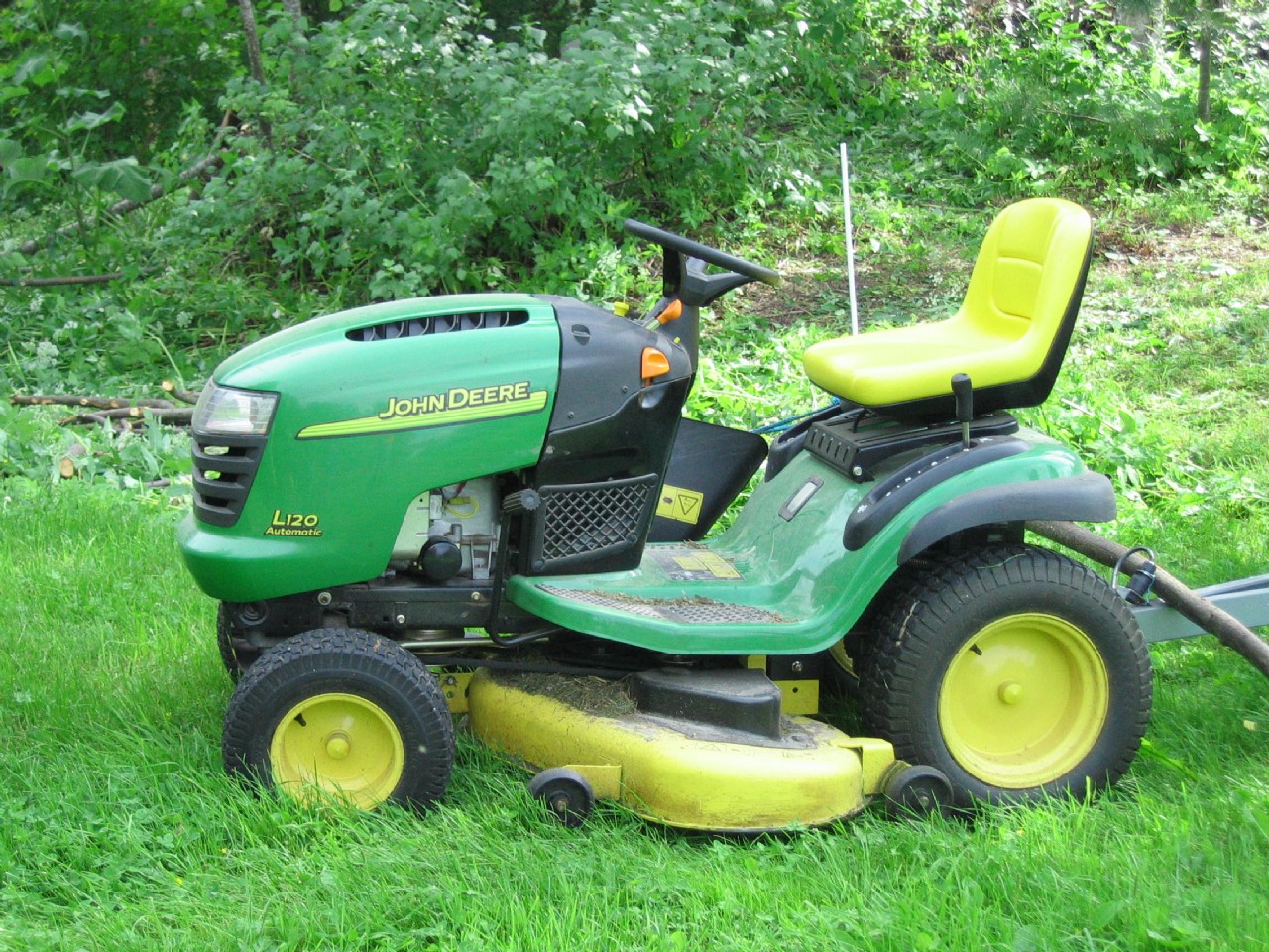 John Deere L120 Lawn Tractor