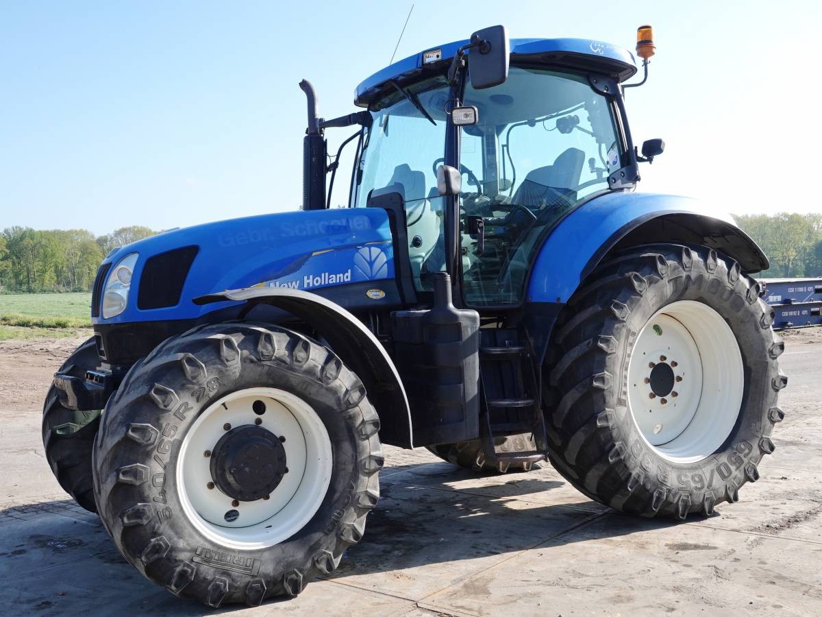 A hydraulic malfunction in a New Holland T6080 tractor