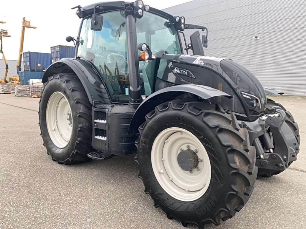 Fixing a hydraulic fault on a Valtra N154D tractor