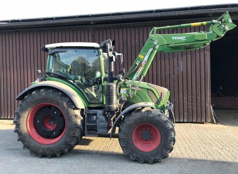 Fixing a hydraulic problem on a Fendt 311