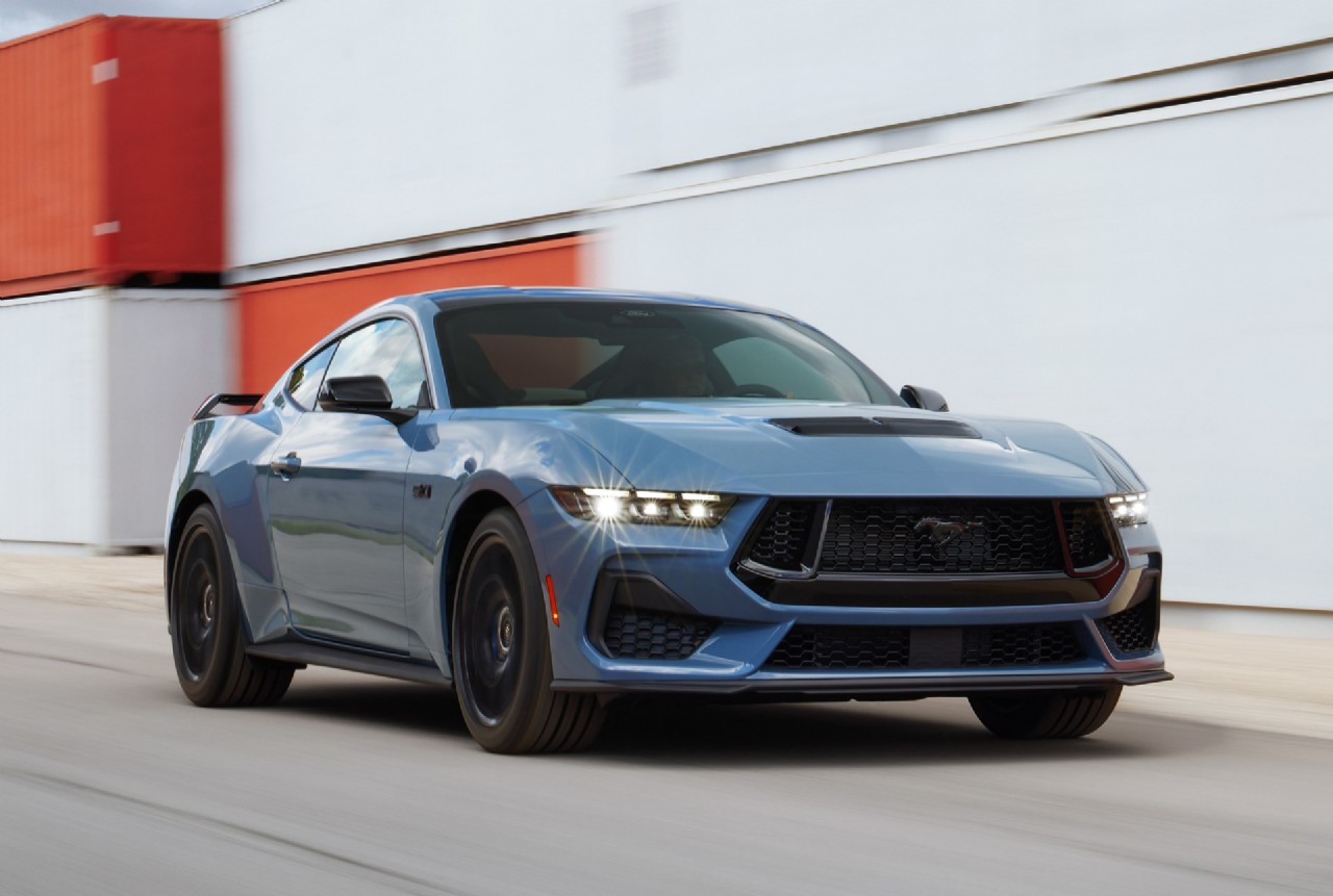 What is the oil capacity of a Ford Mustang and what type of oil should