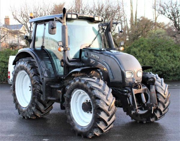 Hydraulic fault on a Valtra N142 tractor