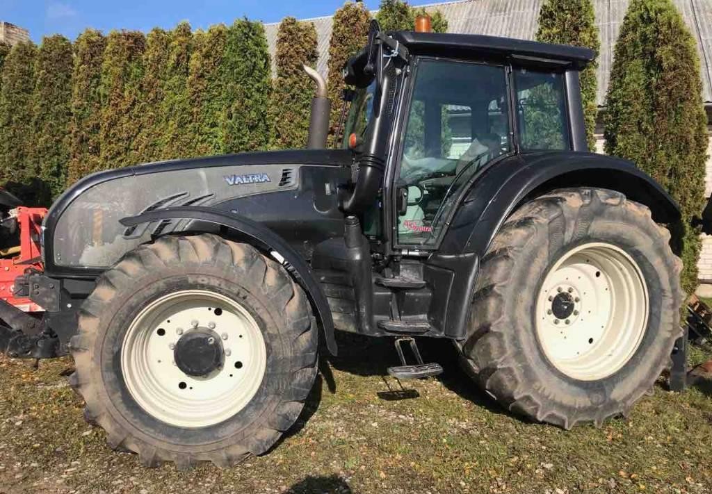 Hydraulic malfunction in a Valtra T202D tractor