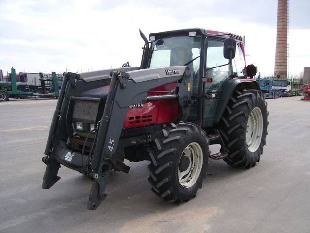 Hydraulic malfunction on a Valtra 6300 tractor