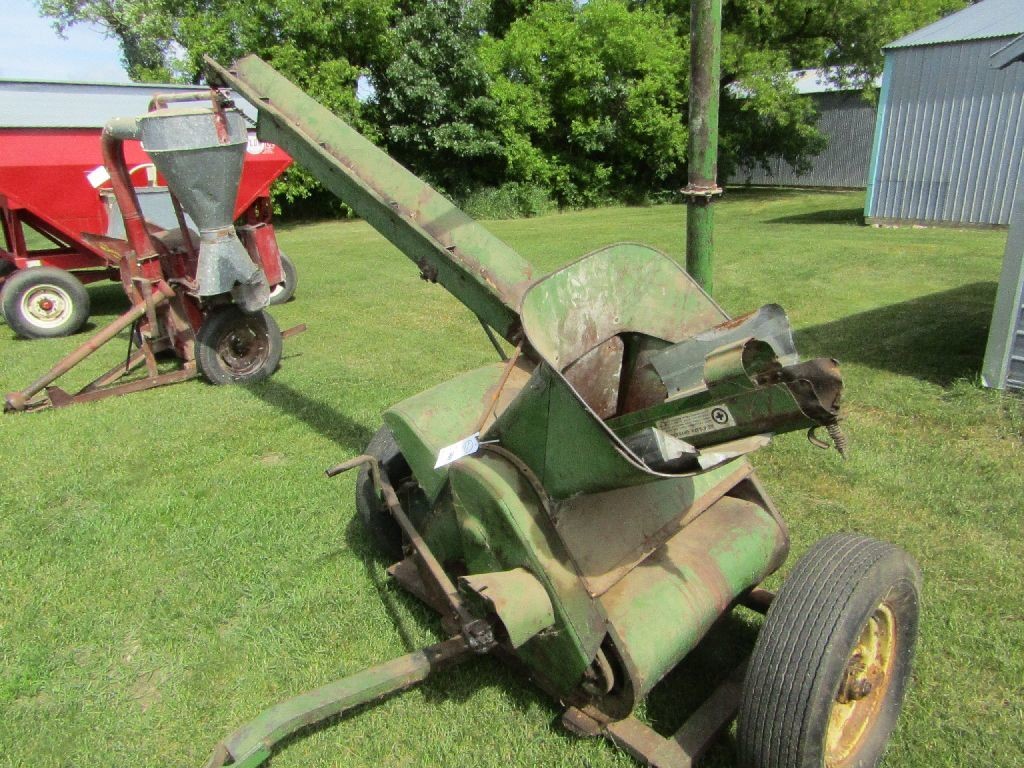 John Deere 43 is a hydraulic backhoe attachment