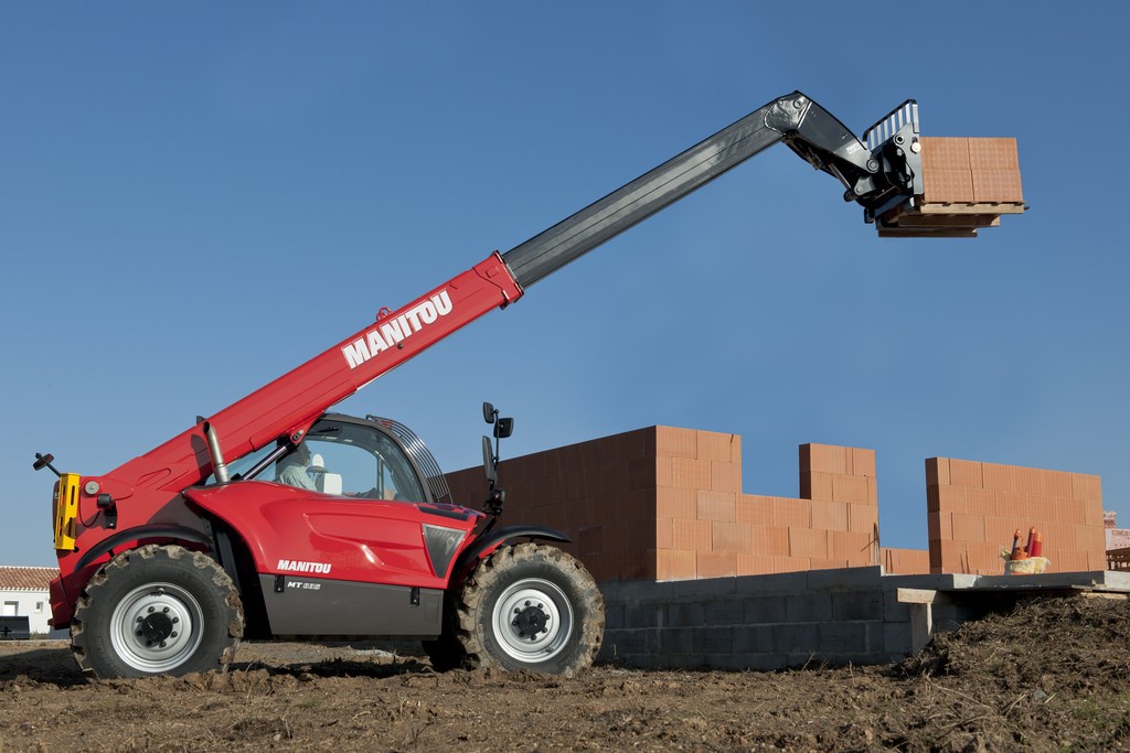 Repairing a hydraulic malfunction on a Manitou 835