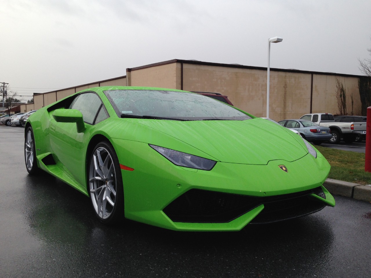 The fuel tank capacity and fuel consumption of a Lamborghini Huracan