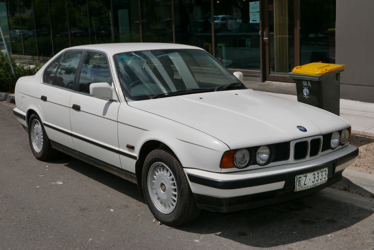 the fuel tank capacity and fuel consumption per 100 km BMW 525i