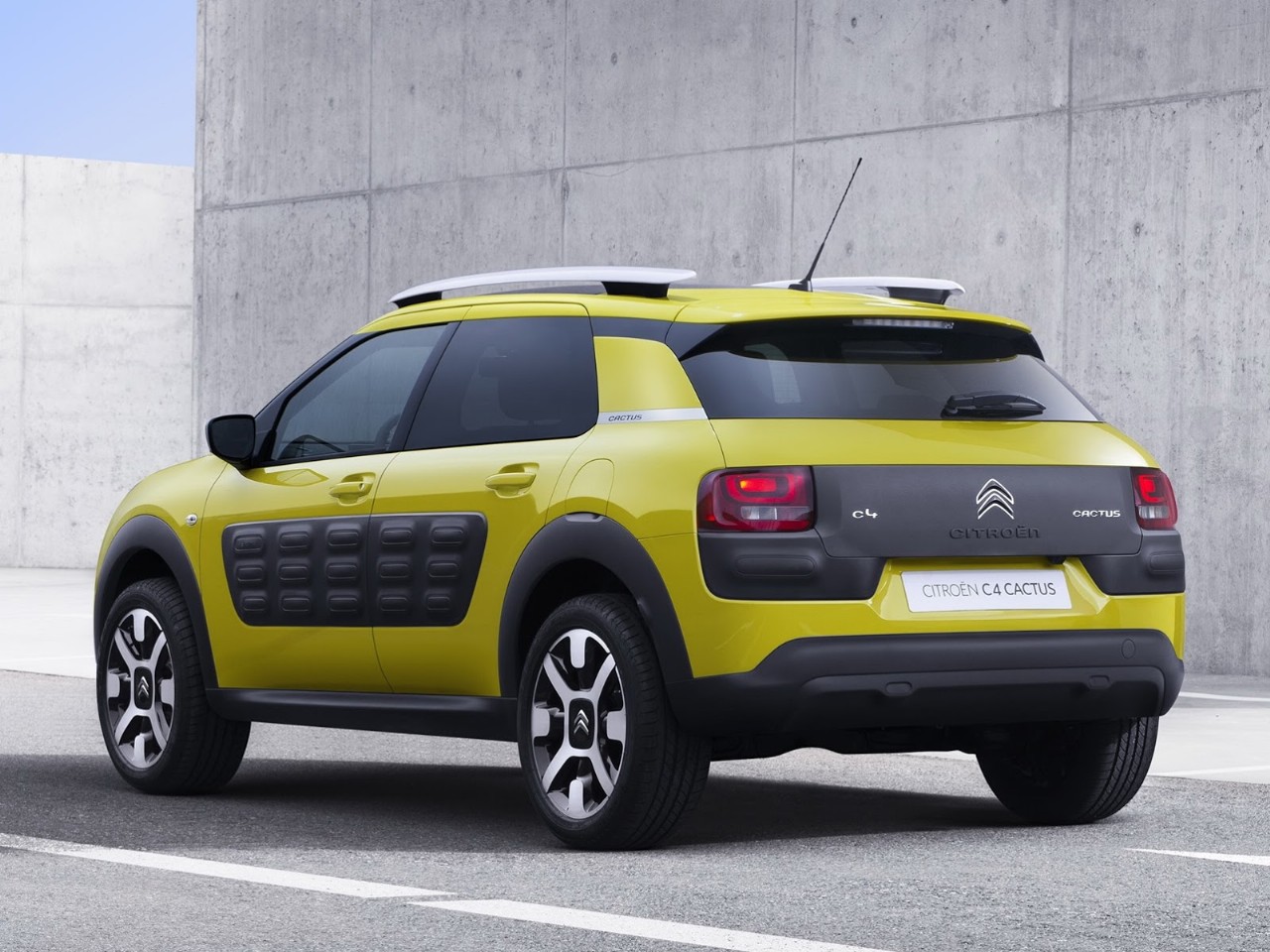 The fuel tank capacity and fuel consumption per 100 km for a Citroen C4 Cactus