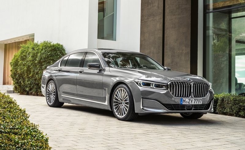 The fuel tank capacity and fuel consumption per 100 km for the BMW 730d xDrive