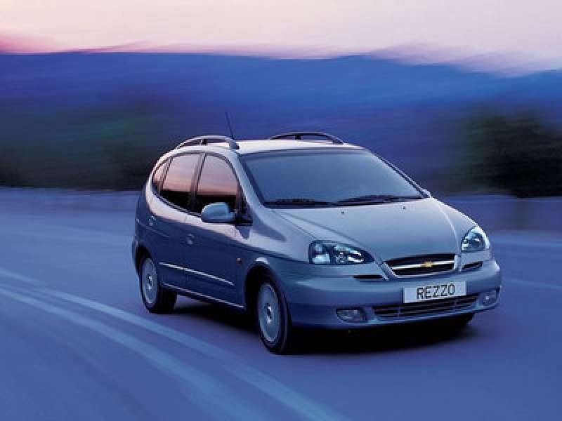 The fuel tank capacity and fuel consumption per 100 km for the Chevrolet Rezzo