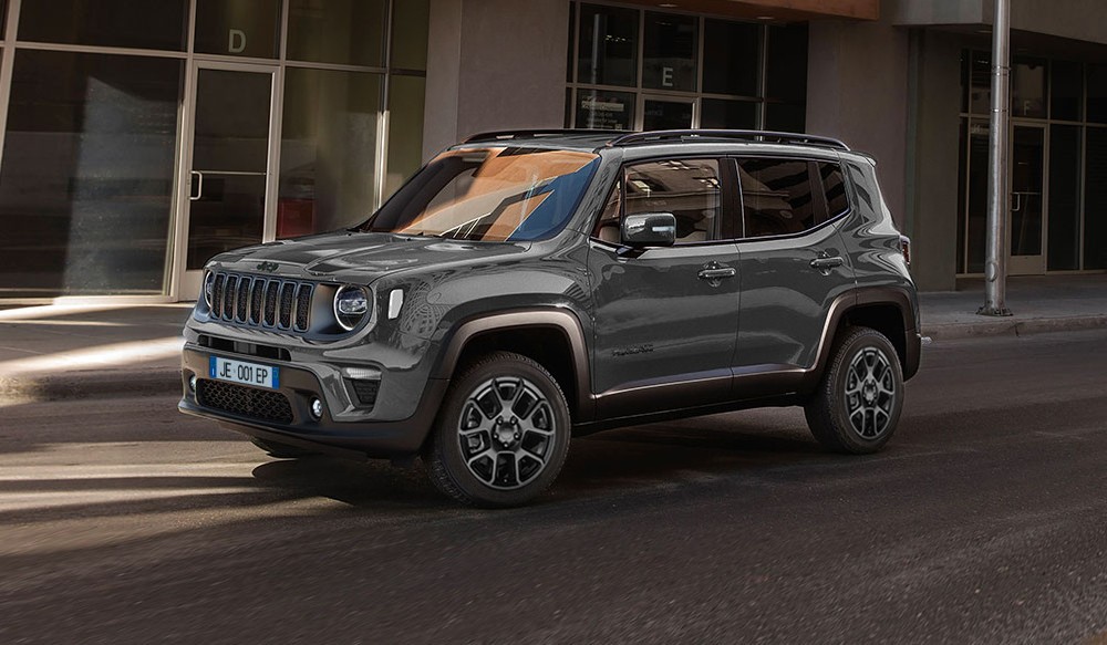 What is the fuel tank capacity and fuel consumption per 100 km for the Jeep Renegade?