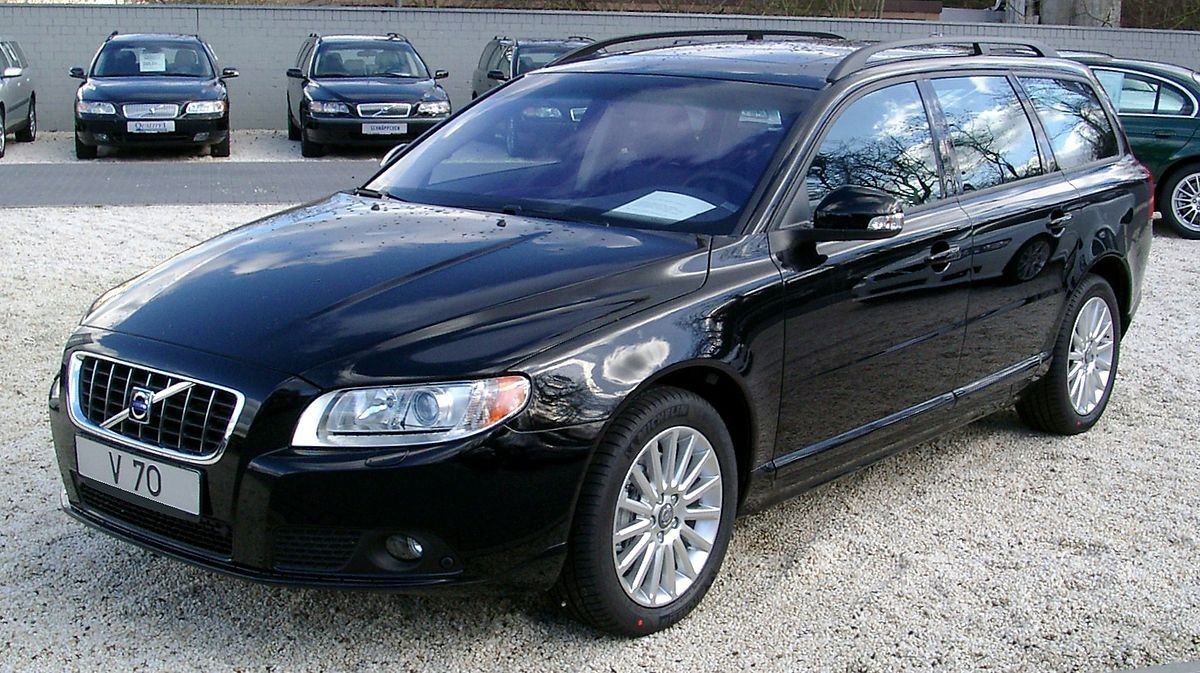 The fuel tank capacity and fuel consumption per 100 km for the Volvo V70