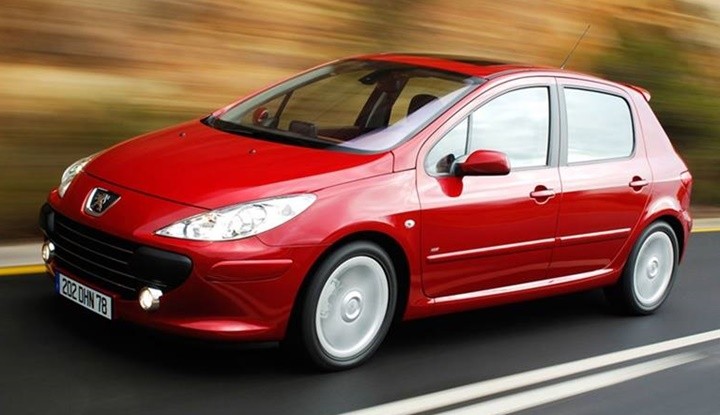 The fuel tank capacity and fuel consumption per 100 km of a Peugeot 307