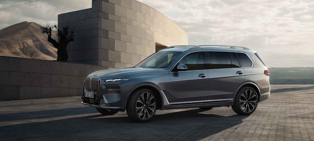 The oil capacity and recommended oil type for the BMW X7