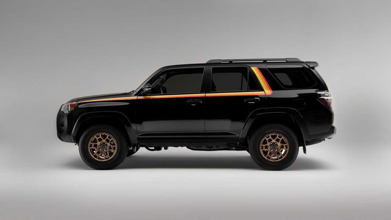 The oil capacity and recommended oil type for the Toyota 4Runner