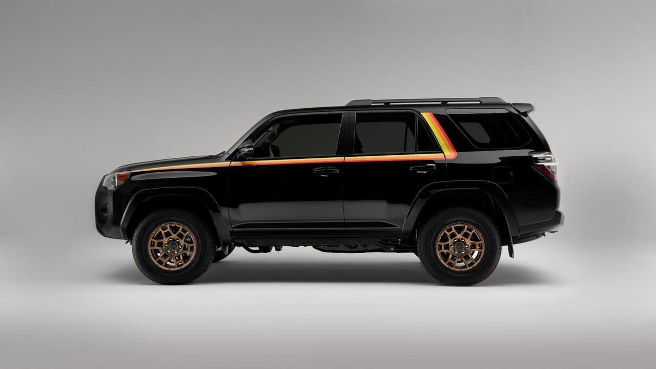 How does the oil capacity and type for the Toyota 4Runner compare to other Toyota off-road vehicles?