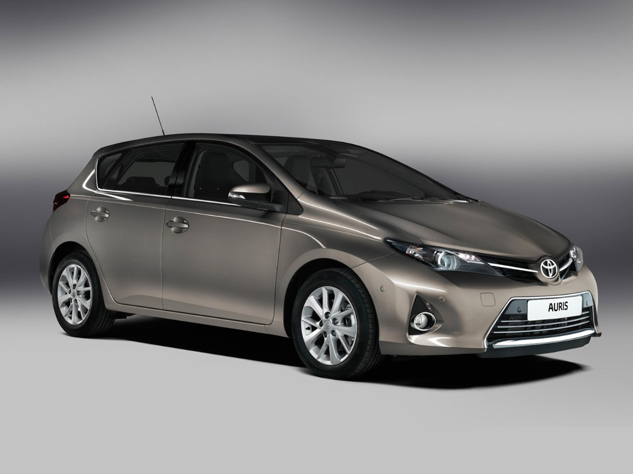The oil capacity and recommended oil type for the Toyota Auris