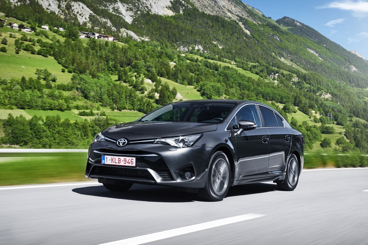 The oil capacity and recommended oil type for the Toyota Avensis