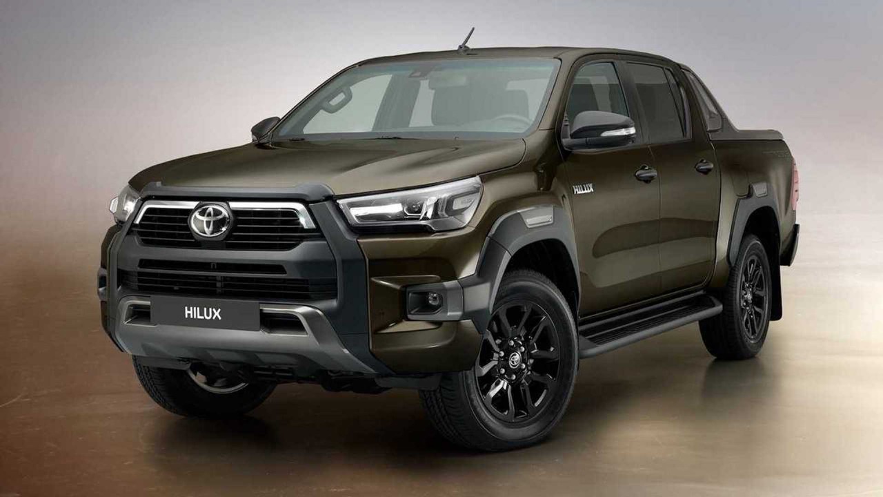 The oil capacity and recommended oil type for the Toyota Hilux
