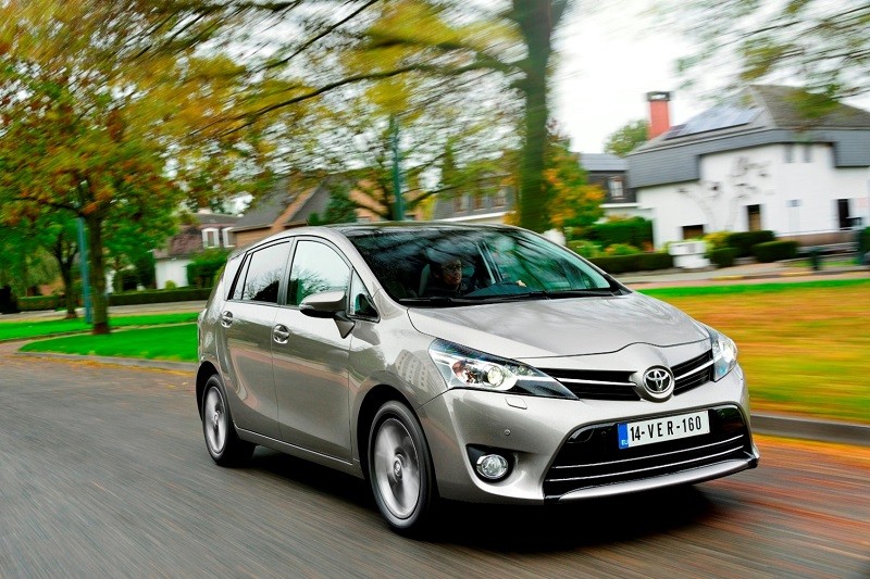 The oil capacity and recommended oil type for the Toyota Verso
