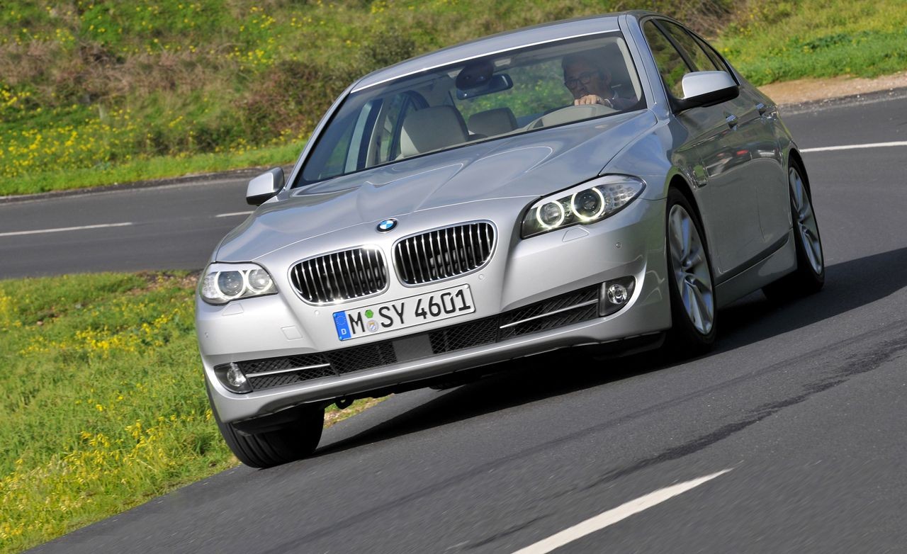 The oil capacity and type for a BMW 528i xDrive