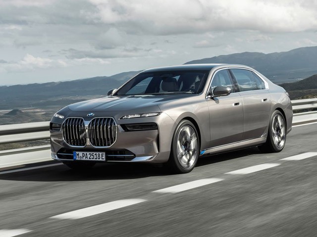 The oil capacity and type for a BMW 740d