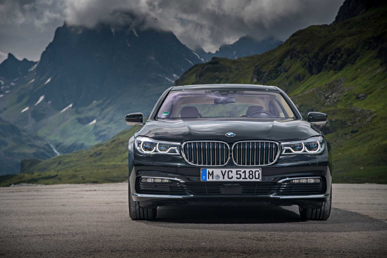 The oil capacity and type for a BMW 740e xDrive Long