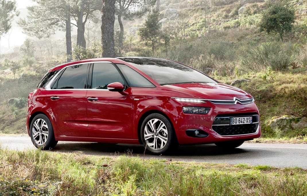 The oil capacity and type for the Citroen C4 Picasso