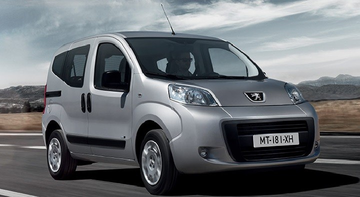 The oil capacity and type for the Peugeot Bipper
