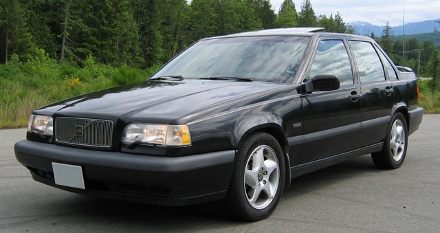 The oil capacity and type for the Volvo 850