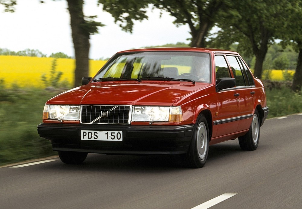 The oil capacity and type for the Volvo 940