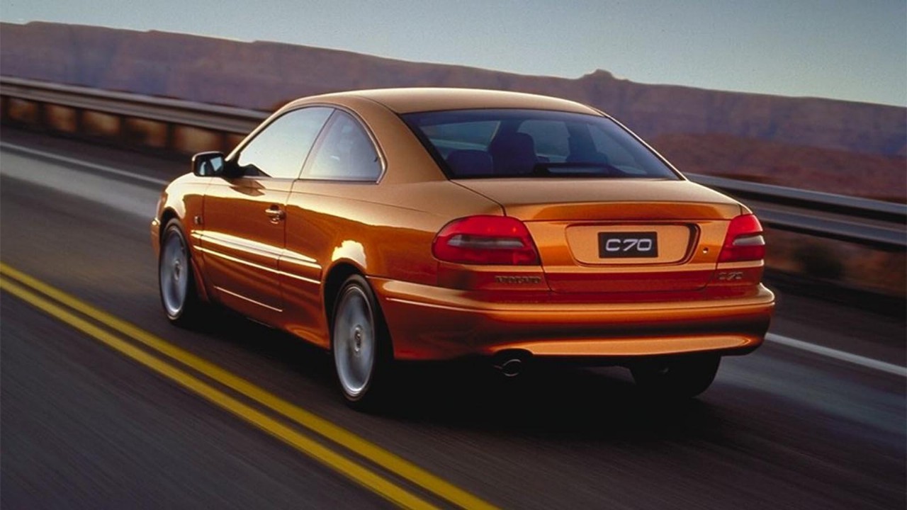 The oil capacity and type for the Volvo C70