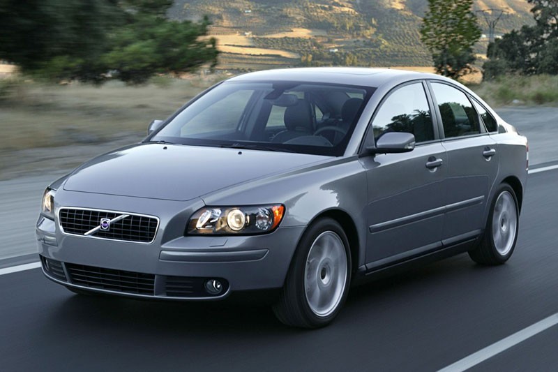 The oil capacity and type for the Volvo S40