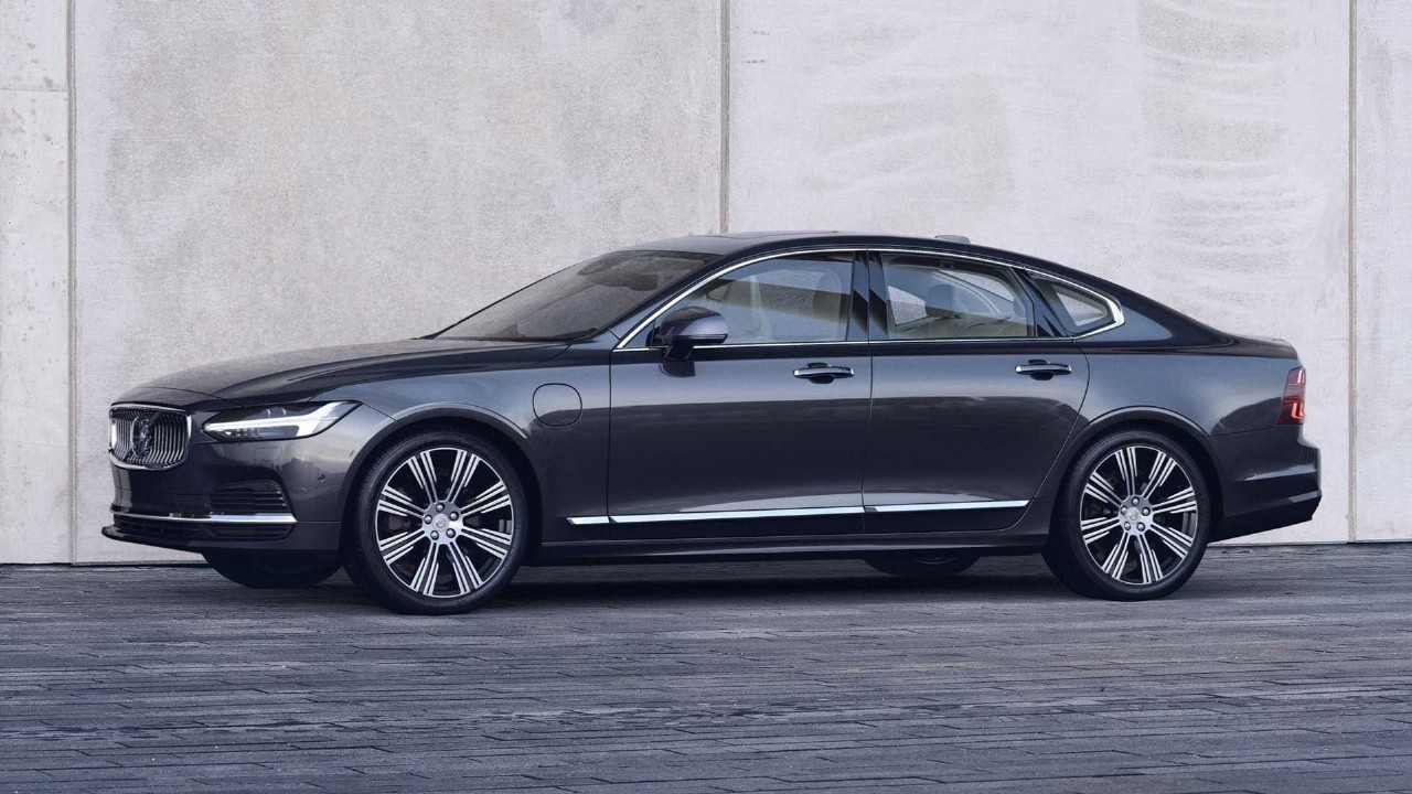 The oil capacity and type for the Volvo S90