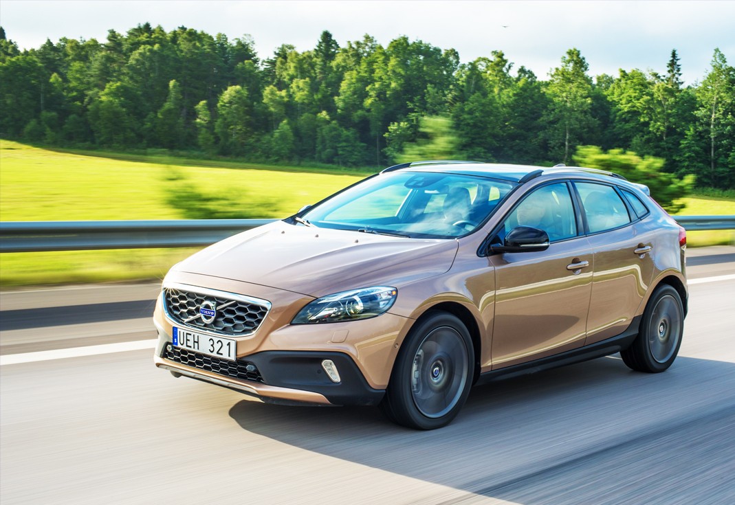 The oil capacity and type for the Volvo V40 Cross Country