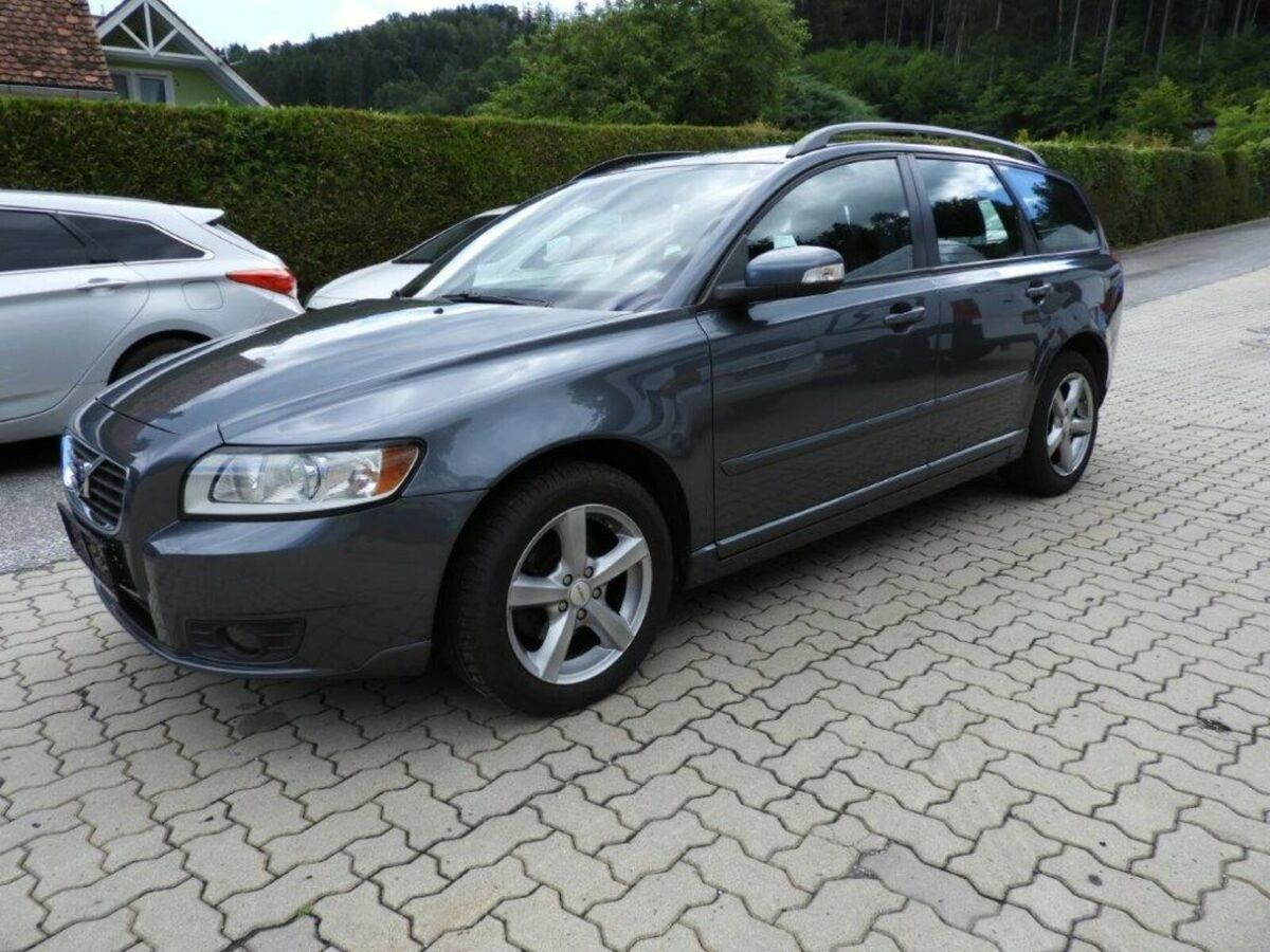 The oil capacity and type for the Volvo V50