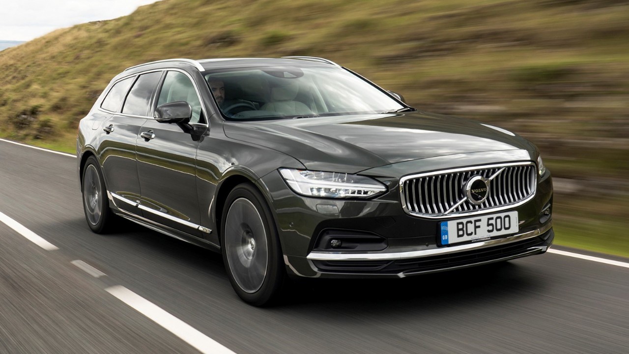 The oil capacity and type for the Volvo V90