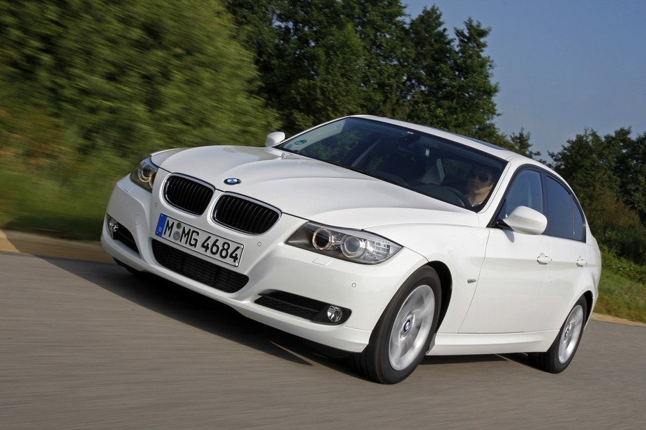 The recommended oil capacity and type for a BMW 325i xDrive