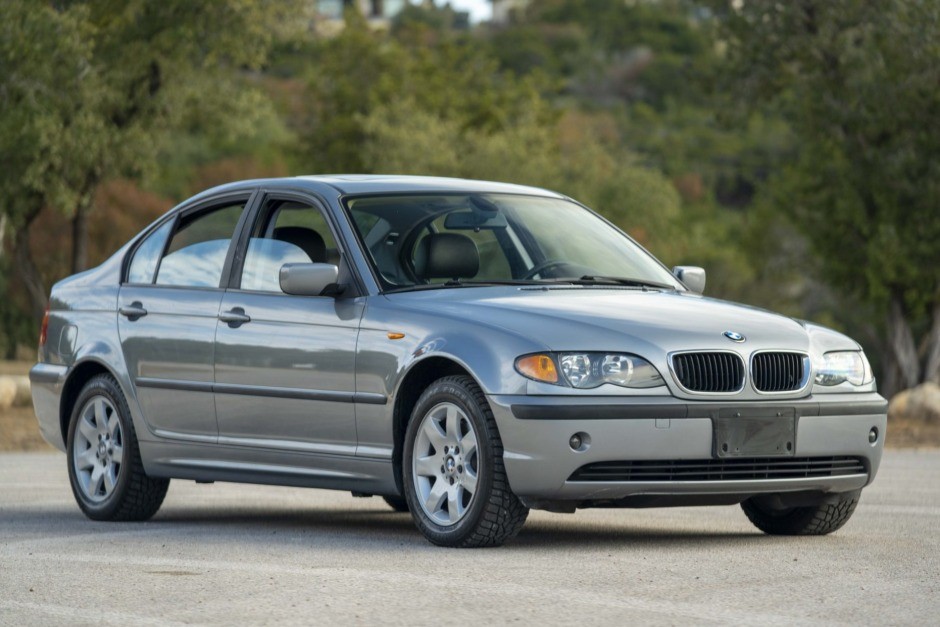 The recommended oil capacity and type for a BMW 325xi