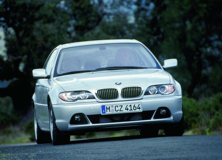 The recommended oil capacity and type for a BMW 330Cd