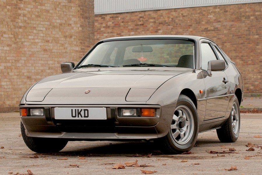 The recommended oil capacity and type for a Porsche 924