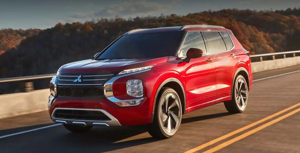 What is the oil capacity and type for the Mitsubishi Outlander?