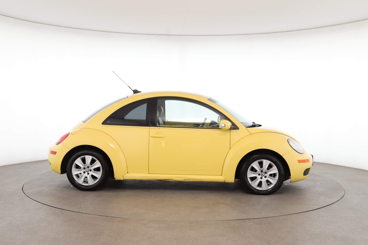 The recommended oil capacity and type for the Volkswagen Beetle