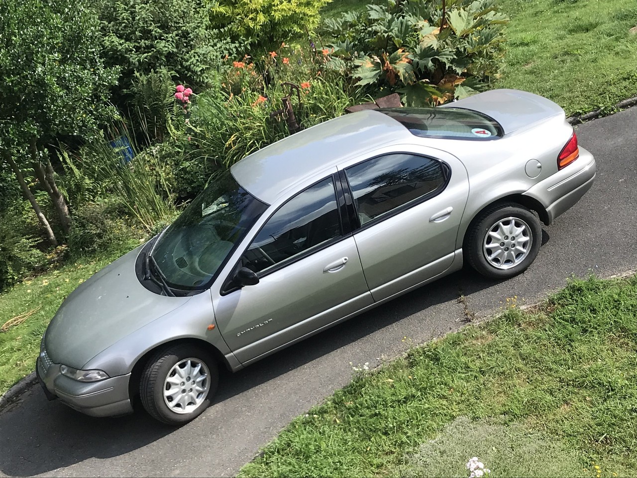 The recommended oil type and oil capacity for a Chrysler Stratus